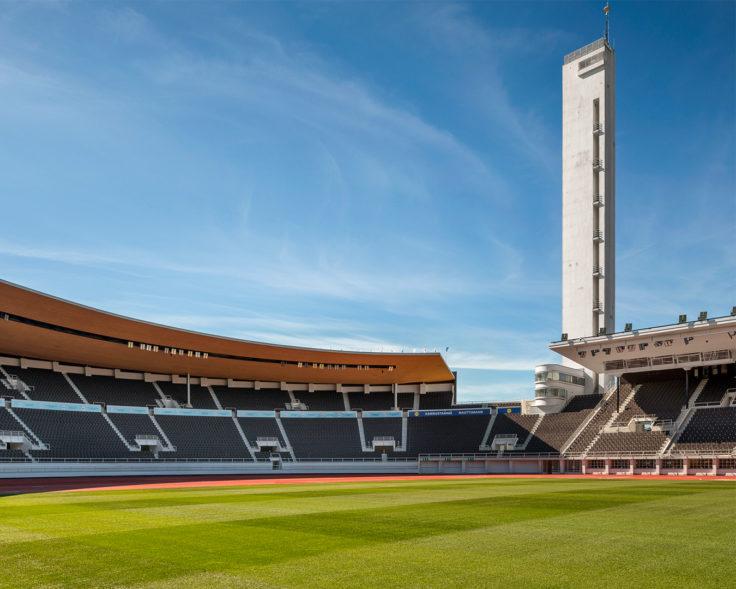 Olympiastadionin vihreä nurmikenttä on kotimainen GreenCare nurmikko.