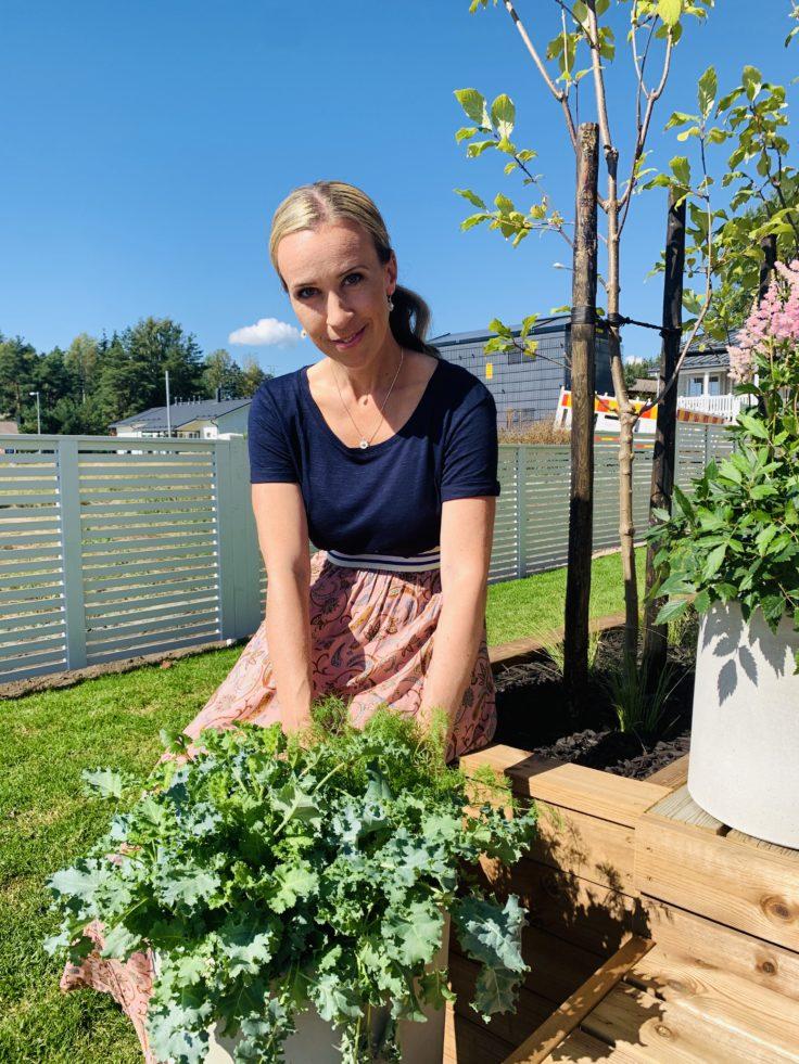 Helga Andersson ja grillipaikan tuoreet mausteet.