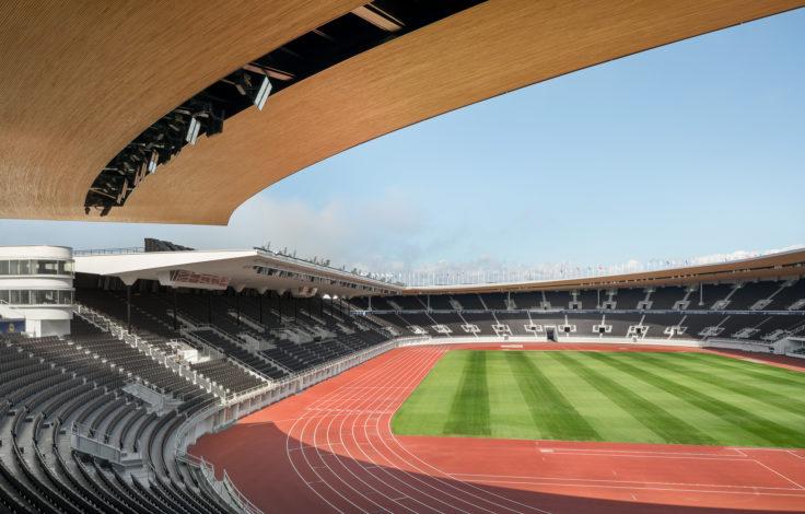 Laajakulmakuva stadionin nurmelle